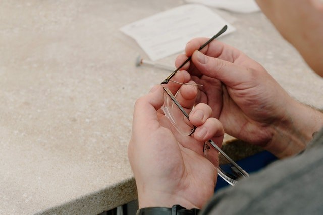 Arbeit an einer Brille in der Optikerwerkstatt